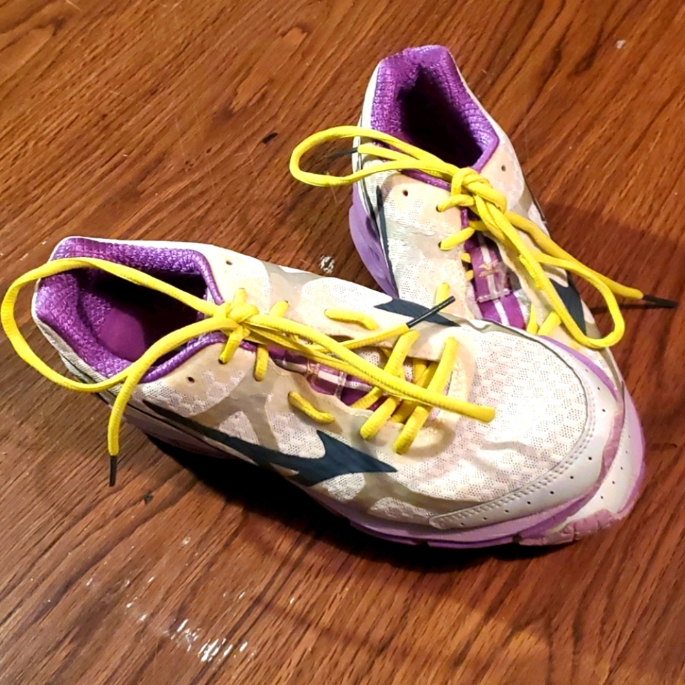 Athletic tennis shoes made by wave rider.